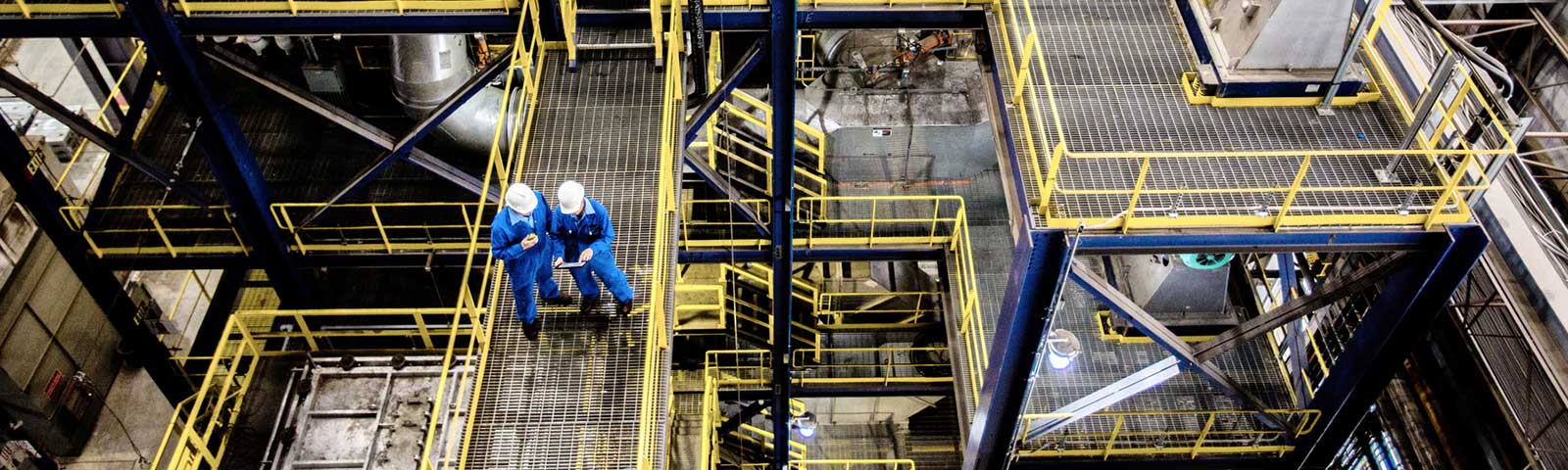 Deux ouvriers qui contrôlent une usine