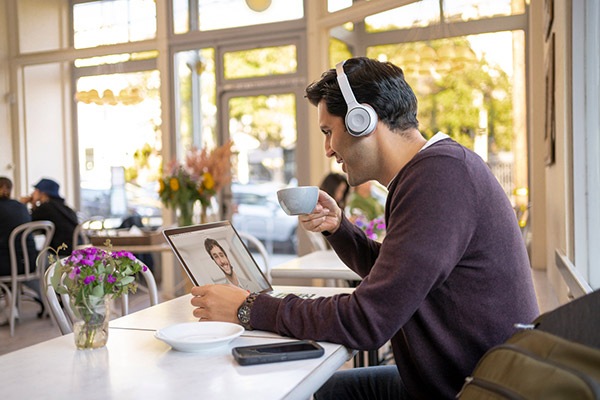 Homme portant un casque Cisco dans un café