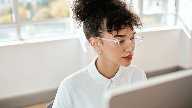 Professionnel des TI à un ordinateur d’un bureau