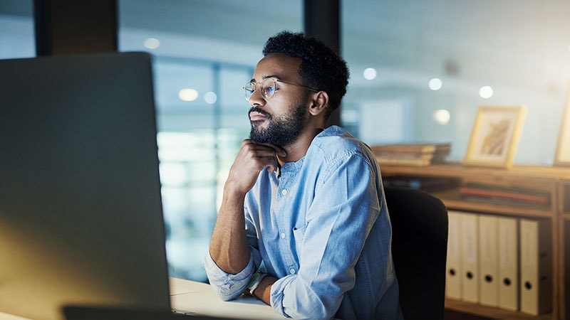 コンピュータを使用する男性