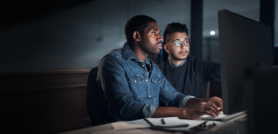 Deux personnes regardent un écran d’ordinateur